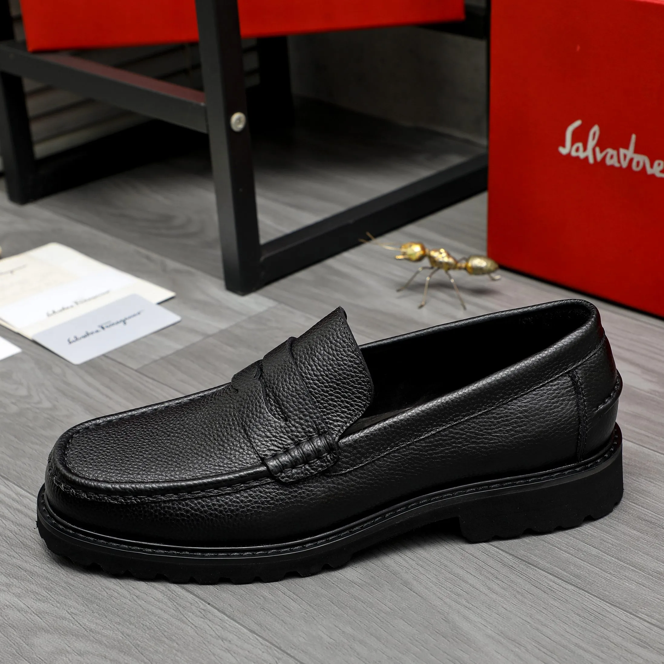 Men's shoes 💰442 Product trademark: Ferragamo "Ferragamo" business formal leather shoes Regular size: 38-46 (45.46 is custom-made and non-returnable) Product materials: Selected small pebbled cowhide upper, cowhide lining, non-slip rubber outsole